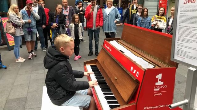 How to attract a crowd in 4 minutes - Piano Dance mix. (Watch till the end!)