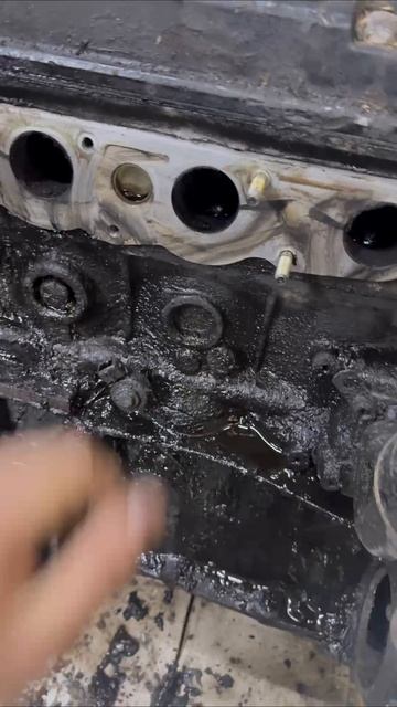 Двигатель автомобиля в мазуте которому 30 лет🤣
#автолайфхак #автоюмор #автоблог #гараж #auto