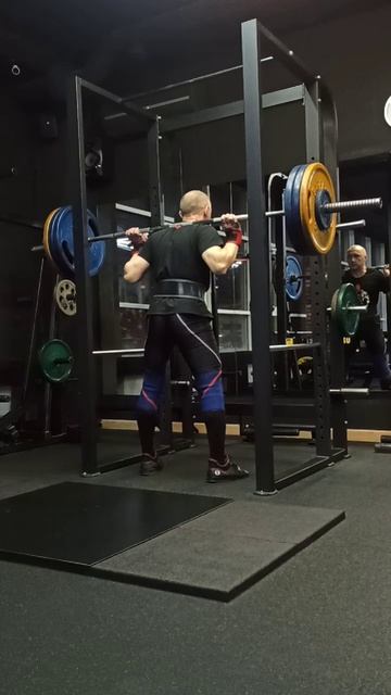 И на этот вес три подхода - 135 кг.