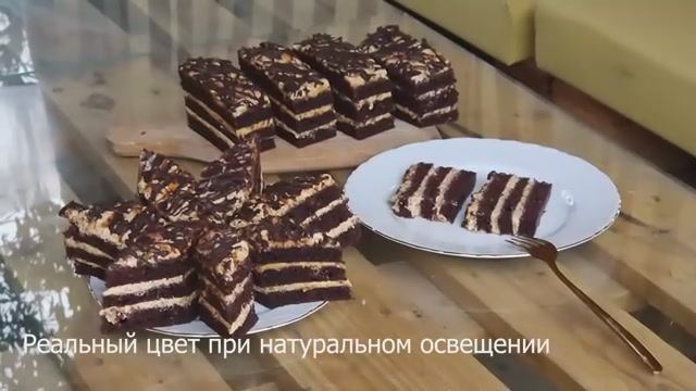 Шоколадный бисквит с жареным арахисом.