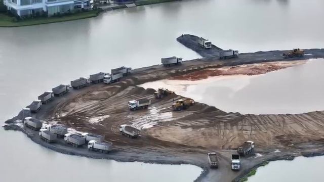 Опытный водитель!!Бульдозер SHANTUI Выталкивает песок из Большого озера Огромными 25-тонными самосва