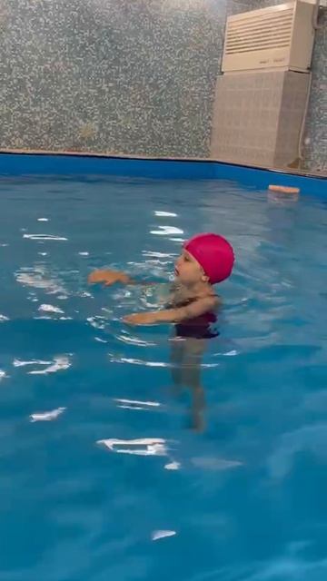 Первый раз в бассейне.