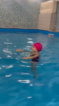 Первый раз в бассейне.