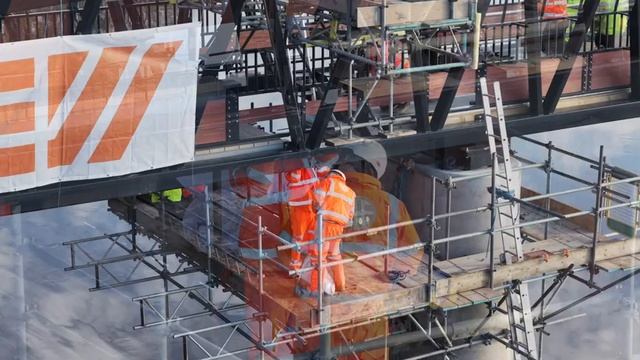 Исторический момент: Последняя часть трамвайного моста в Престоне встала на место | Парк Авенхэм,