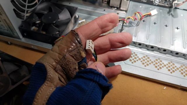 Разглядываю вышедший из строя 4х пиновый кулер