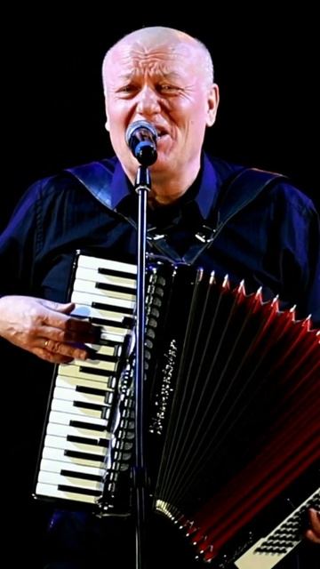 Зритель в восторге от любимого артиста!