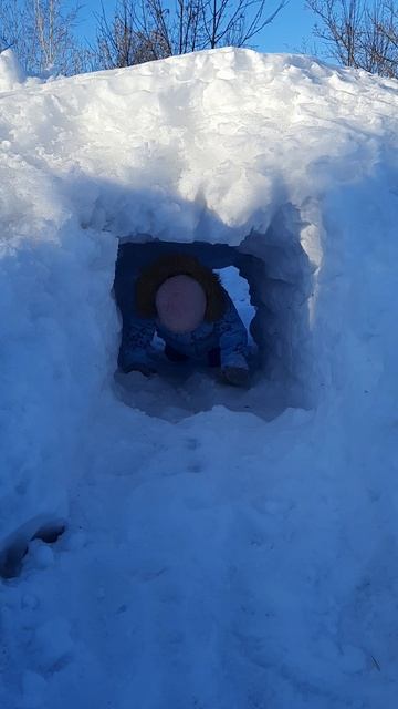 Играем с Анютой в снегу