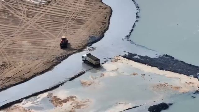 Проект Подключил И Продолжает загружать песок с помощью Колесного погрузчика и самосвала