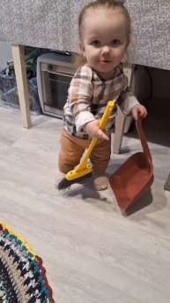 Раечка убирается у бабушки