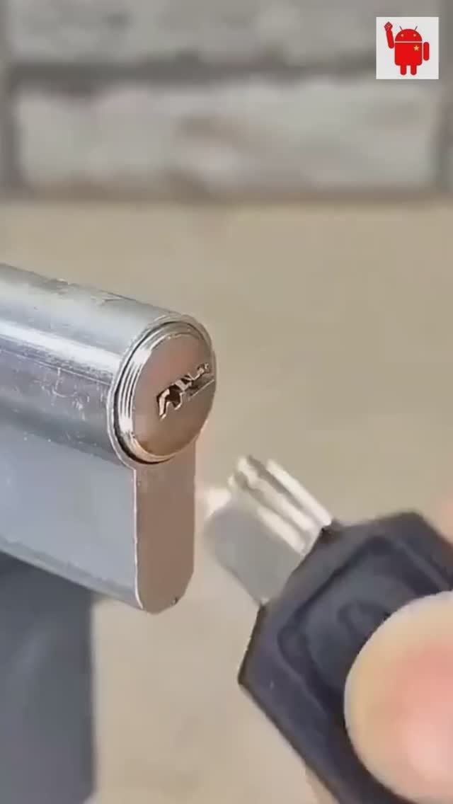 Полезные советы. Как вытащить сломаный ключ, краска в открытой банке, установка полочек, чиним щётку