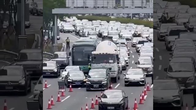 Дорожный контроль в Китае пытается словить двухколёсного нарушителя, но тот сдаваться не спешит.