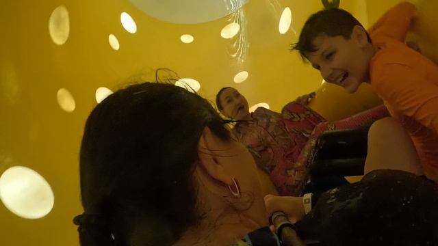 Аквапарк Meryal Waterpark Катар крутящаяся горка