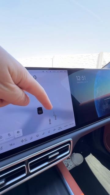 Страшно: блогеры решили проверить теорию о том, видят ли датчики на Lixiang призраков на кладбище