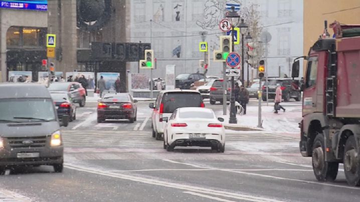 ЦОДД призвал водителей использовать общественный транспорт из-за снега в Москве