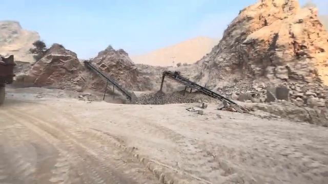 Полный процесс работы камнедробилки От добычи породы до дробления