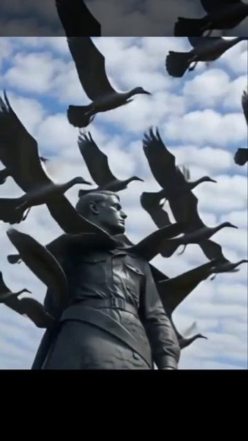 Центральная часть мемориала — статуя советского солдата высотой 25 метров. Она помещена на вершине в