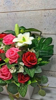 розы и лилии в сумочке