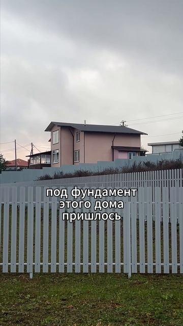 Дом на косогоре. Фундамент на глиняной насыпи #стройка #каркасник #дом #фундамент #строительство