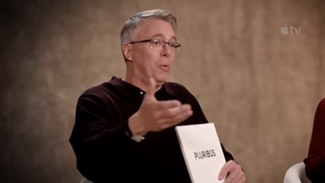 Пасхальное яйцо Pluribus Freezer с Винсом Гиллиганом и Реей Сихорн за кадром Apple TV