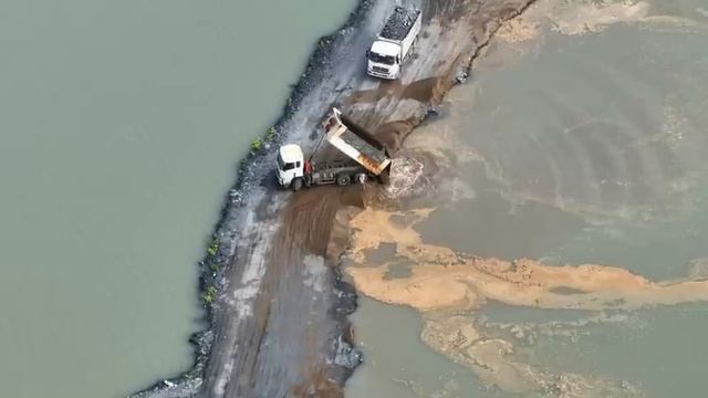 Бульдозер SHANTUI Push с самосвалом TRCK SHACMAN Перевозит песок и камень