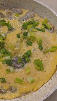 Омлет с солеными груздями на завтрак