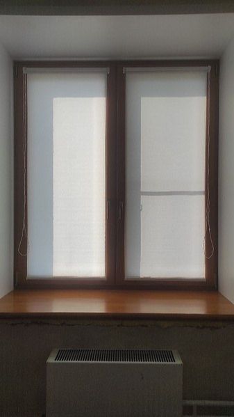 Для создания уюта и комфортной атмосферы в квартире и защиты от солнца белые рулонные шторы MINI.