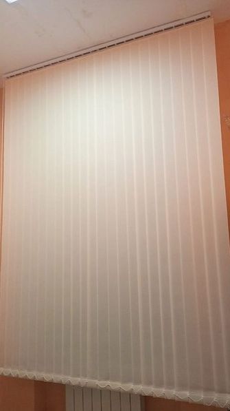 Вертикальные жалюзи абрикосового цвета для эффективного контроля освещённости в офисных помещениях,