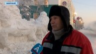 «АЛРОСА рядом»: работник МУАД создаёт в Мирном сказочный шедевр из снега