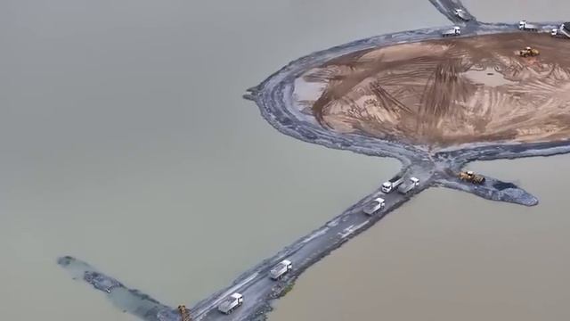 Проект По Полной Засыпке Песком Выполняется Совместными Усилиями Самосвала И Бульдозера SHANTUI,