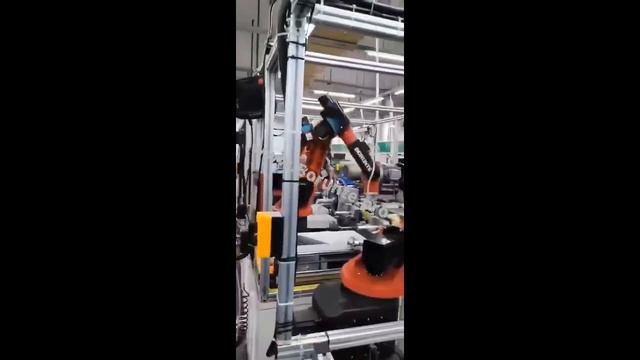 55. Три робота BORUNTE обрабатывают трубки