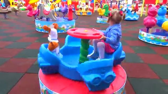 Детская площадка и как Макс ходит разговаривает сам Игрушки для детей во влоге