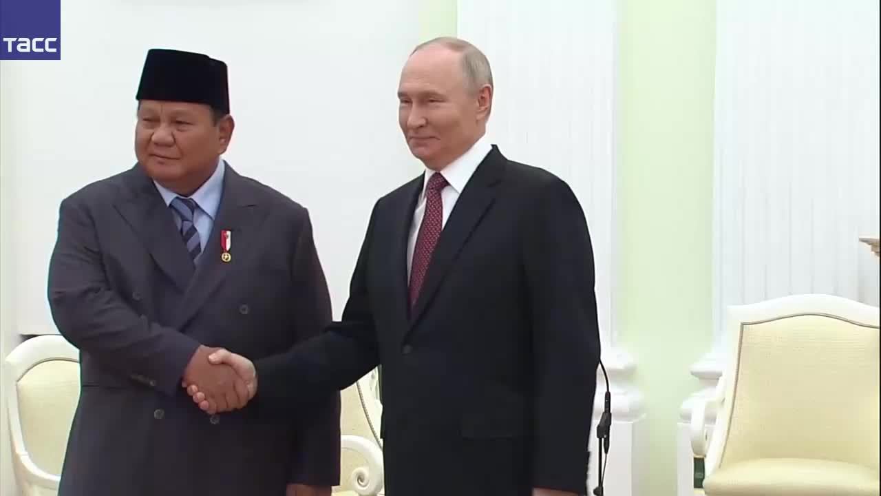 Путин проводит переговоры с президентом Индонезии