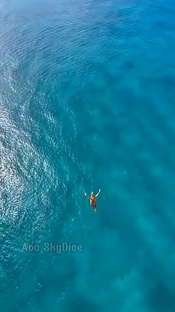 С высоты в океан