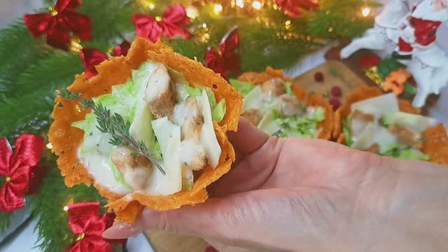 Великолепная закуска на праздничный стол! Корзиночки из пармезана!Цезарь в корзиночках из пармезана!