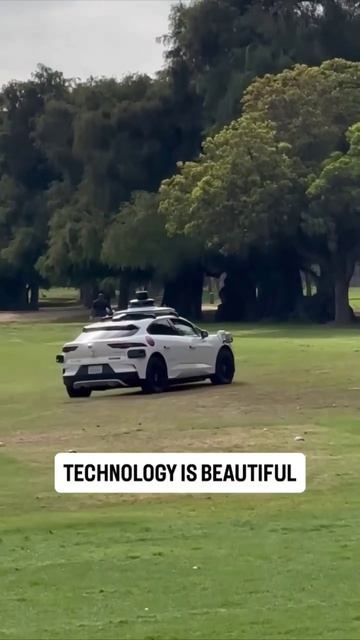 Лол, беспилотное такси Waymo снова чудит — автопилот почему-то решил заехать на поле для гольфа.