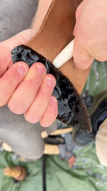 Первобытный нож из обсидиана