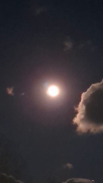 Луна выходит из-за туч