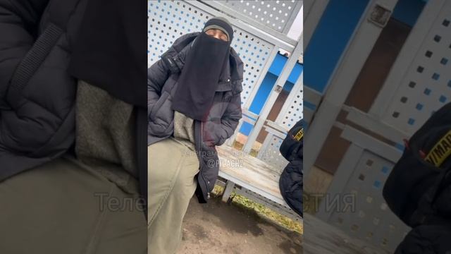В Калужской области мужчина увидел на остановке приезжую в никабе, после вызвал на место полицию