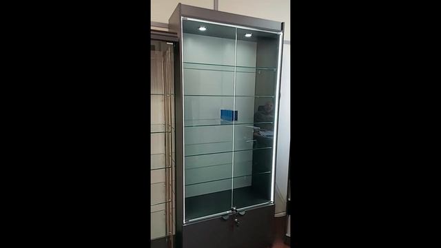 Пристенная торговая витрина из лдсп наружный угол с тремя полками с тонированными дверками