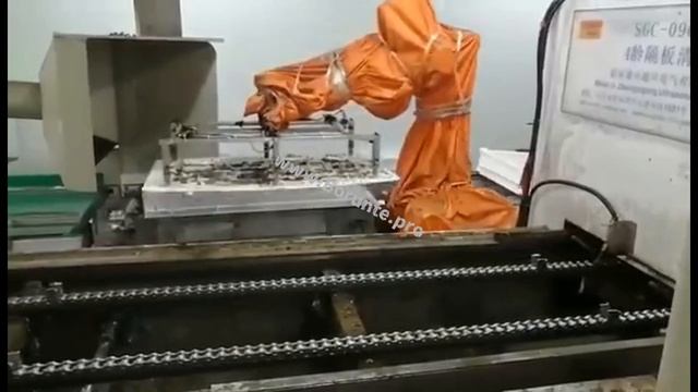 56. Перекладка поддона на конвейер роботом BORUNTE