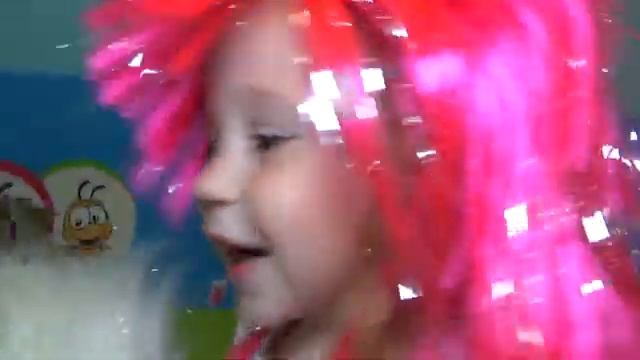 Настя на детской площадке ищет Игрушки из нового мультика