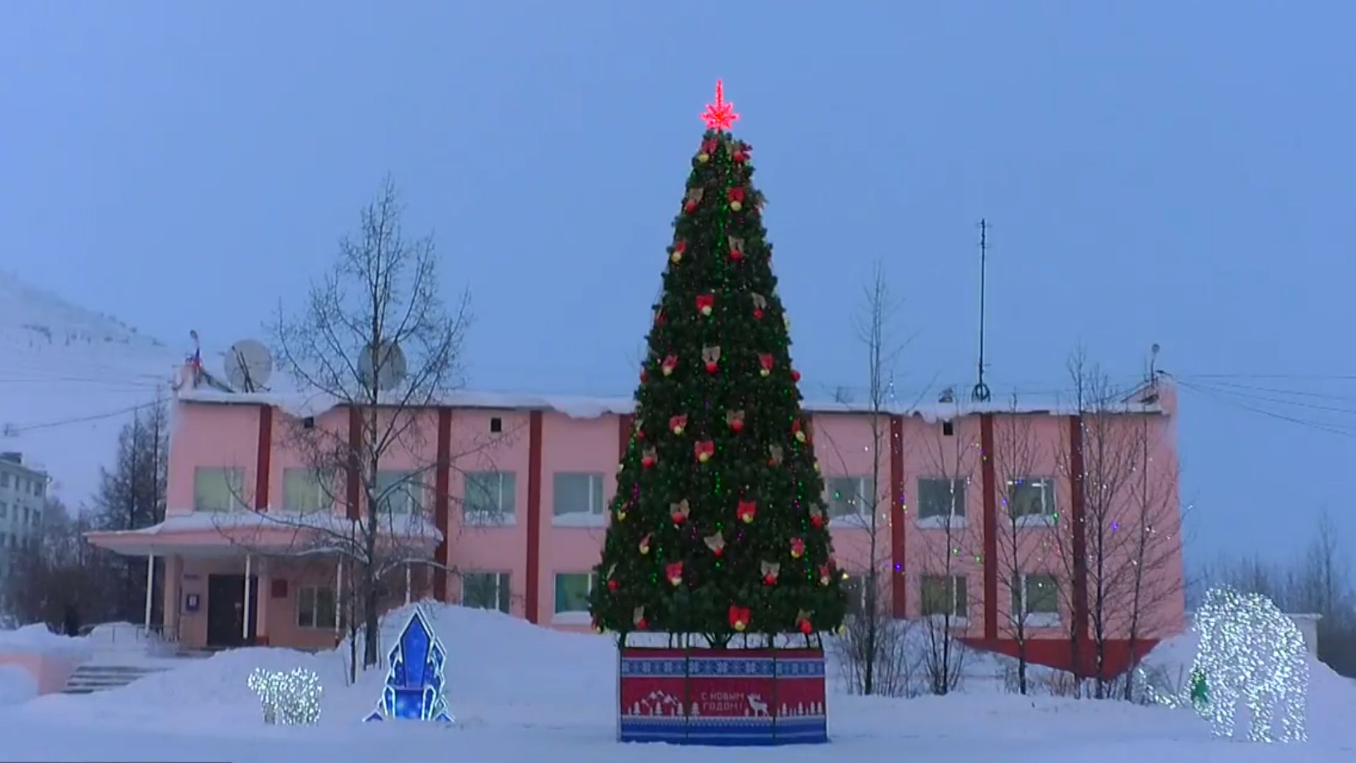 Огни зажглись на новогодней елке в Омсукчане