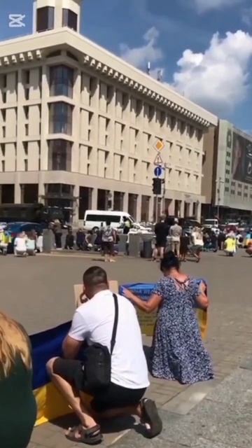 Матрица Зеленского в Украине и девушка в красном)