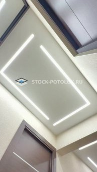 Световые линии в прихожей.