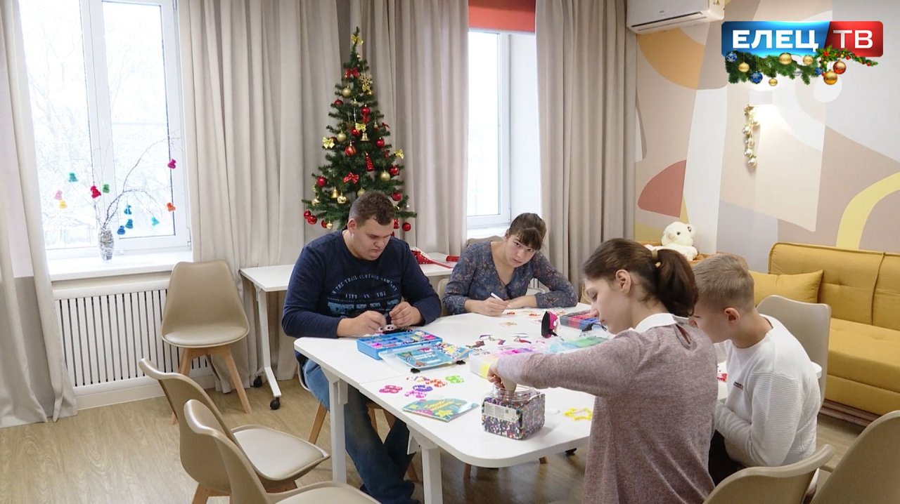 «Волшебная термомозаика»: воспитатель реабилитационного центра «Седьмой лепесток»