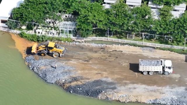 Впечатляющая работа!! Бульдозер Shantui толкает Камень, засыпая Озеро 25-тонными самосвалами