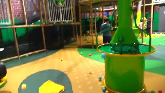 Детская игровая площадка из игры Зомби и растения Видео для детей