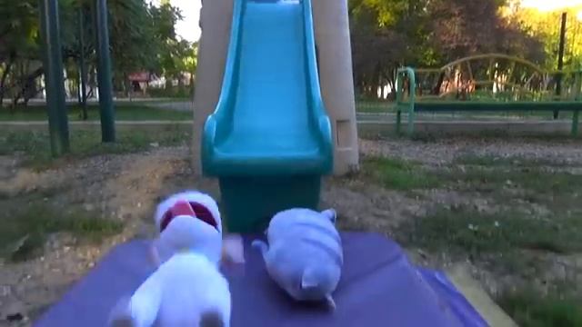 Настя и Макс ищут Хлою в парке аттракционов и на детской площадке - ВЛОГ