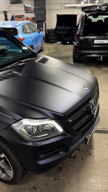 Mercedes GL 400 - оклейка автомобиля матовой темно-синей пленкой, выполнили антихром
