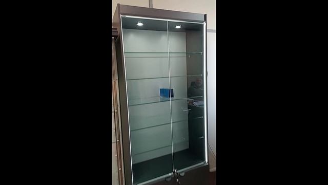 Витрина с тонированными дверцами с тремя полками дсп